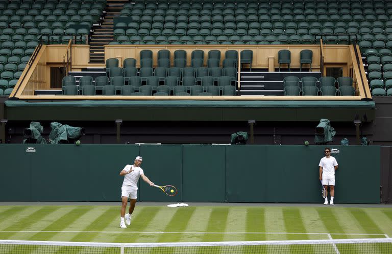 Rafael Nadal practicando con Matteo Berrettini en la cancha central de Wimbledon.