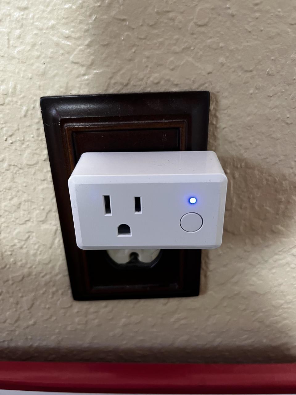 smart wifi plug in an outlet, light blinked "on"