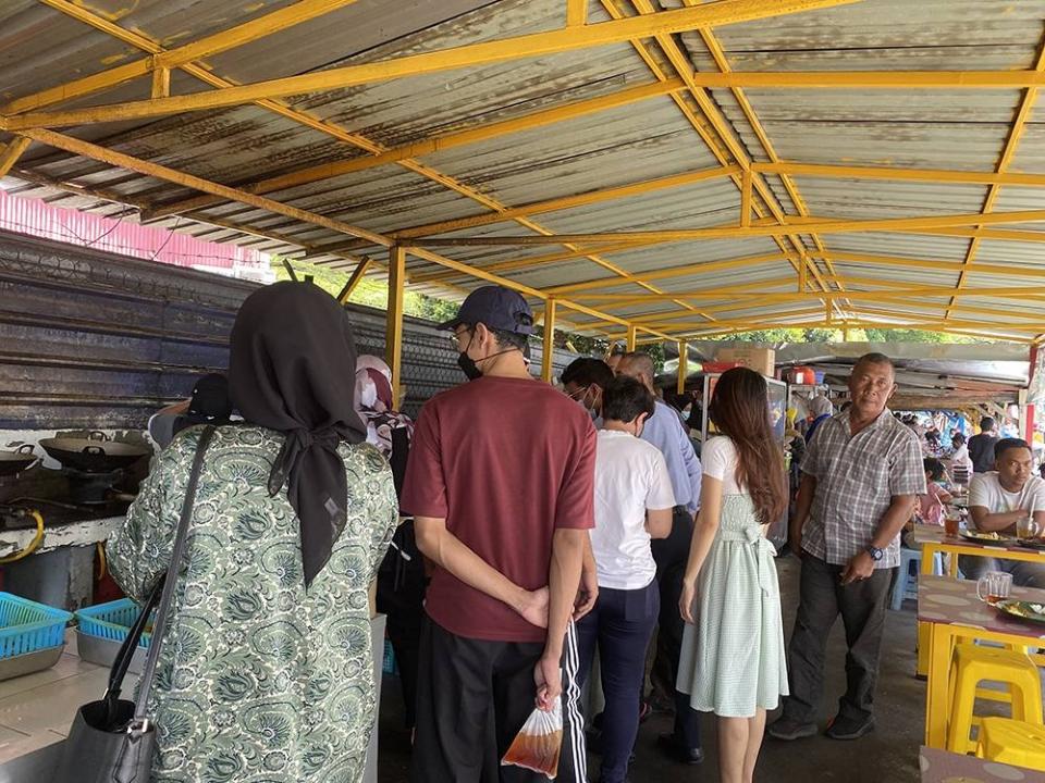 The crowd around the frying station waiting for their orders.