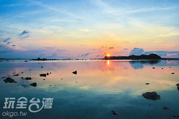 映著海面彷彿鏡子般／玩全台灣旅遊網特約記者陳健安攝