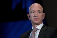 <p>Amazon-Gründer Jeff Bezos ist ein Mann der Rekorde. Er ist nicht nur der aktuell reichste Mensch der Erde, er ist auch der erste Mensch, der ein Privatvermögen von über 100 Milliarden Dollar sein Eigen nennen darf. Seine Konkurrenten hat der Amazon-Boss mittlerweile locker überholt – und das, obwohl er nur 16 Prozent der Anteile besitzt. </p>