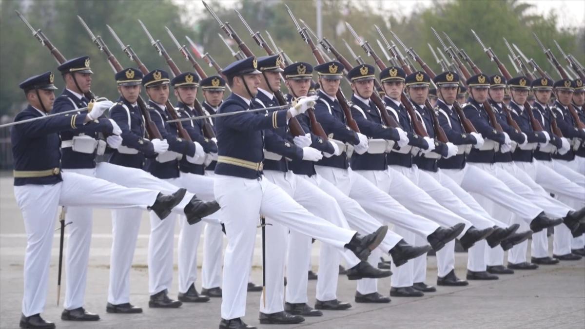 El presidente de Chile encabeza la primera "Parada Militar" de su mandato