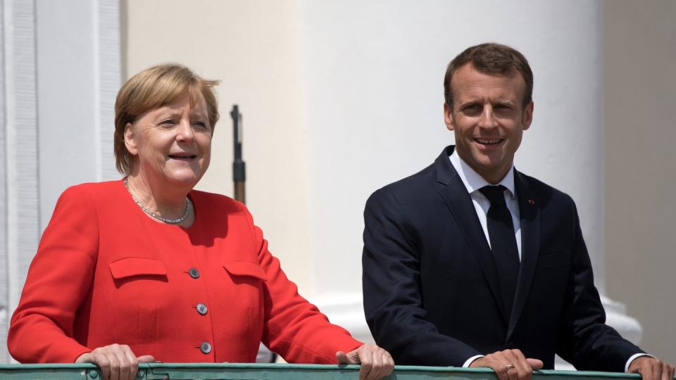 Bundeskanzlerin Merkel neben Präsident Macron in Schloss Meseberg in Brandenburg. Foto: Ralf Hirschberger