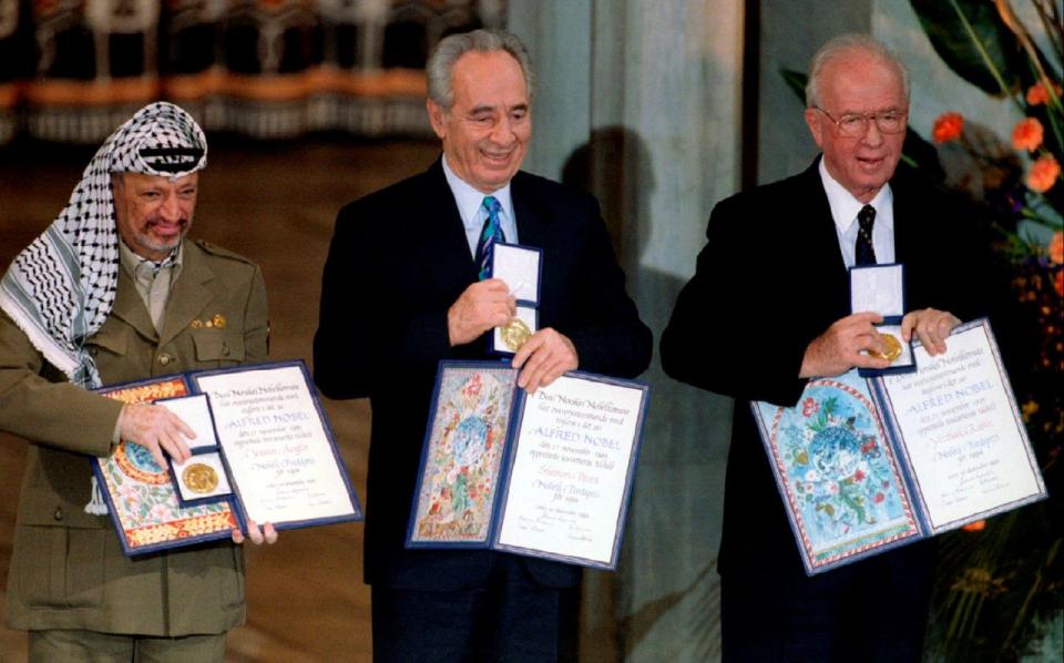 Peres recibió el Premio Nobel de la Paz junto con Yasser Arafat y el primer ministro de Israel Isaac Rabin en 1994 por su papel en el proceso de paz entre israelíes y palestinos. (EFE)