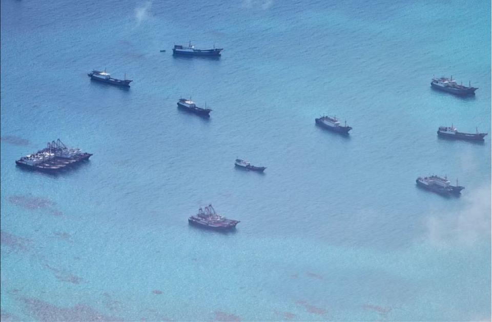 菲律賓軍方曾於 6 月 30 日在仁愛礁北方的鱟藤礁海域發現多艘中國漁船，這些漁船被西方專家稱為「小藍人」，被指為中國政府實際控制的海上民兵組織。 圖：翻攝WESCOM