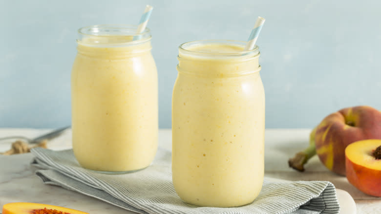 Pineapple peach smoothie in jars