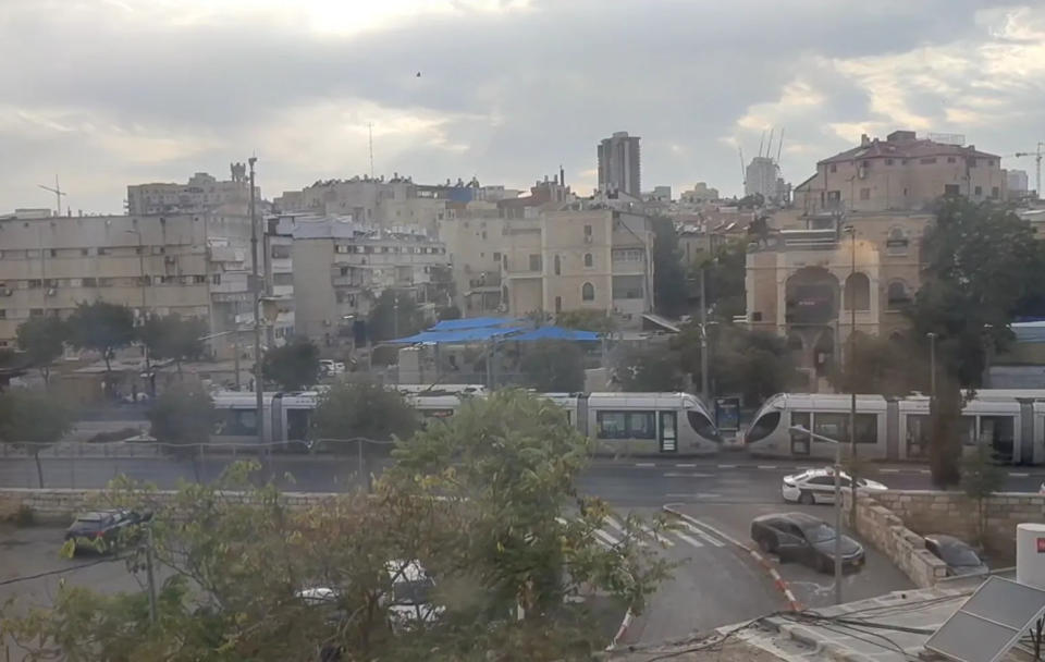 <strong>以色列的街頭僅剩幾輛車子與警車，大眾運輸工具也停擺。（圖／旅客提供）</strong>