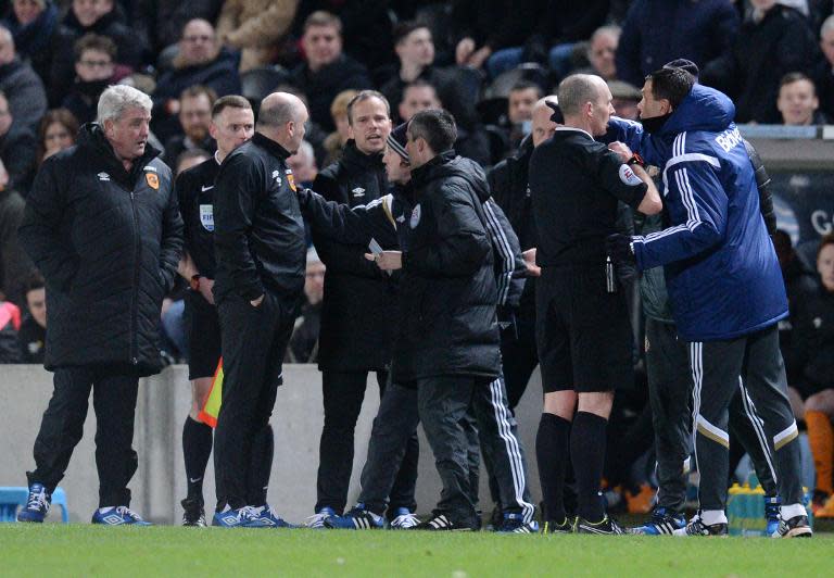 Hull City's English manager Steve Bruce (L) looks on as Sunderland's Uruguayan manager Gus Poyet (R) is sent to the stands during their English Premier League football match in Kingston upon Hull, England on March 3, 2015