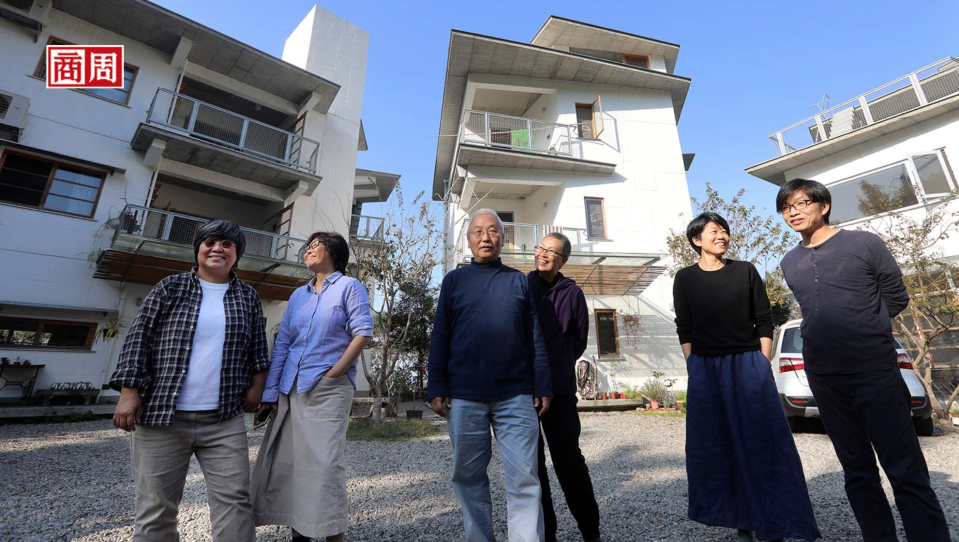 建築師姜樂靜（左1）、藝術家楊偉林（左2）、建築師趙力行夫婦（圖中）與上下游新聞市集共同創辦人馮小非（右2）、蕭名宏（右1）在南投共建3棟房子，一起過第二人生。(攝影者．楊文財)