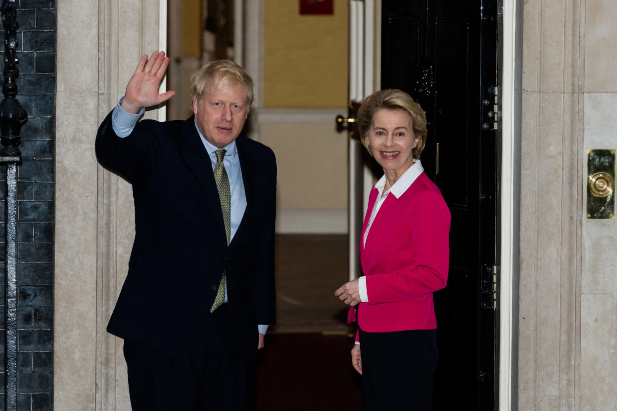 LONDON, UNITED KINGDOM - JANUARY 08, 2020: British Prime Minister Boris Johnson (L) welcomes the European Comission President Ursula von der Leyen (R) on the steps of 10 Downing Street ahead of their meeting on 08 January, 2020 in London, England. The meeting is set to open talks on Britain's post-Brexit trade deal with the EU ahead of the formal negotiations which will start once the 11-month transition period begins in February.- PHOTOGRAPH BY Wiktor Szymanowicz / Barcroft Media (Photo credit should read Wiktor Szymanowicz / Barcroft Media via Getty Images)