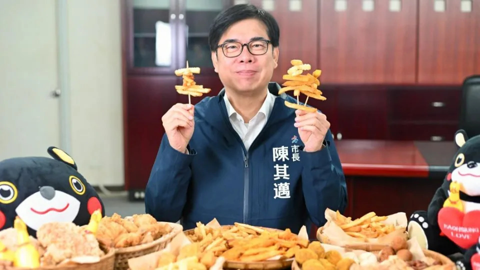 高雄鹹酥雞嘉年華集結近５０攤，多樣炸物讓人眼花撩亂。（圖／翻攝自陳其邁臉書）