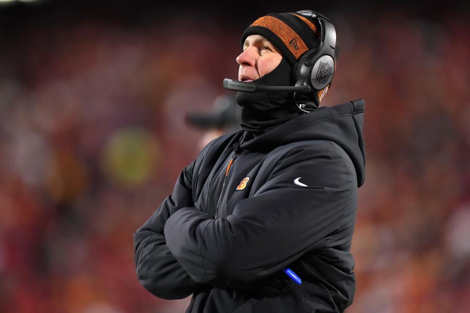 Defensive coordinator Lou Anarumo, looking at the scoreboard during the AFC championship game with the Kansas City Chiefs, will return to the Cincinnati Bengals.