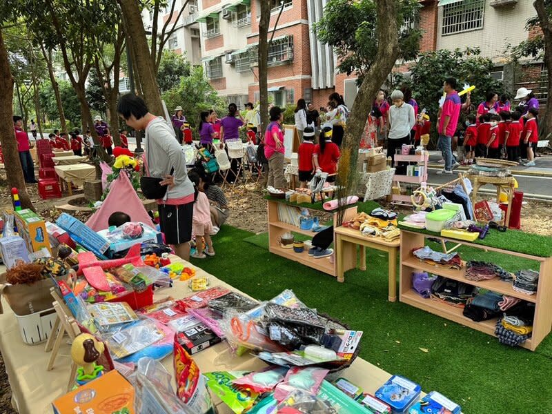 響應世界地球日  嘉市幼兒園辦免廢市集 響應世界地球日，嘉義市立幸福幼兒園22日在嘉油鐵 馬道舉行免廢市集活動，以化廢為寶的概念分享閒置 物資，減少物品浪費。 （幸福幼兒園提供） 中央社記者黃國芳傳真  113年4月22日 