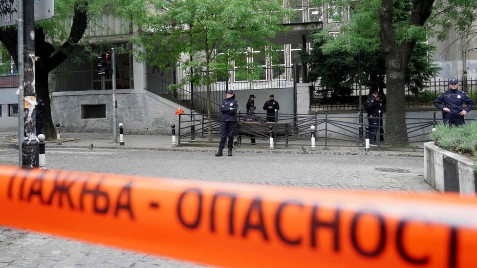 Imagen del colegio acordonado por la policía