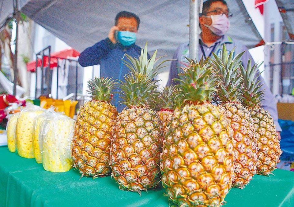 台灣鳳梨銷陸是否有解方？中興大學國際政治所副教授譚偉恩指出有2種選擇。(圖／本報資料照片)
