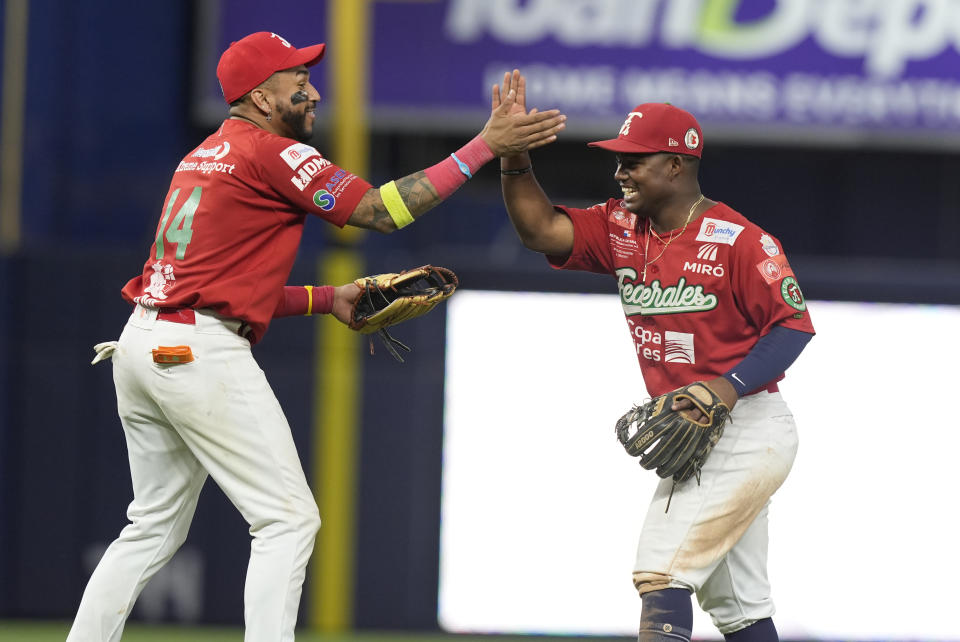 Johan Camargo (14), antesalista de Panamá, festeja con su compañero, el intermedista Joshwan Wright, tras la victoria por 5-4 sobre Curazao en el partido por el tercer lugar de la Serie del Caribe en Miami, el viernes 9 de febrero de 2024 (AP Foto/Marta Lavandier)