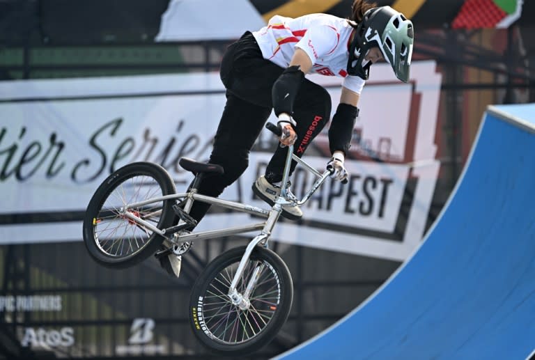 La china Sun Jiaqi compite en la final de BMX Freestyle de las series clasificatorias olímpicas, el 22 de junio de 2024 en Budapest (Attila Kisbenedek)