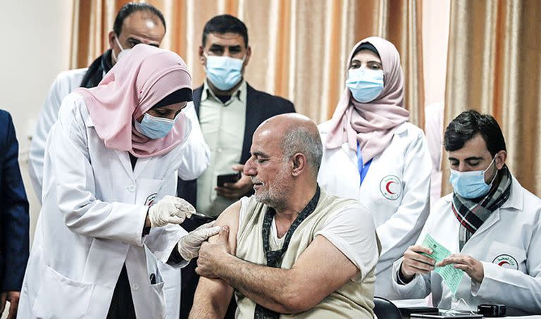 Los palestinos iniciaron el programa de vacunación contra el Covid-19 a fines de febrero, con apenas 22.000 dosis que fueron donadas por Rusia y los Emiratos Árabes Unidos
