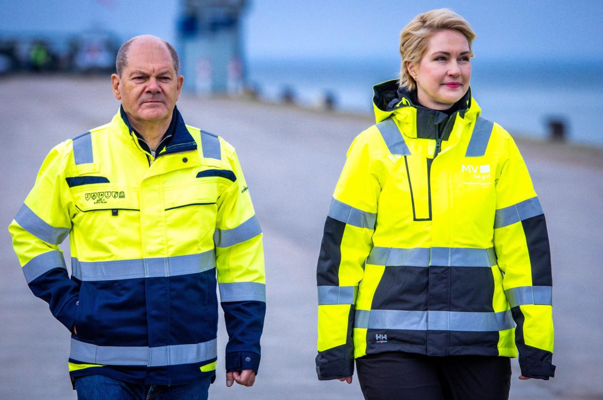 Bundeskanzler Olaf Scholz und Manuela Schwesig (SPD), die Ministerpräsidentin von Mecklenburg-Vorpommern, gehen zum LNG-Terminal in Lubmin an der Ostsee. 