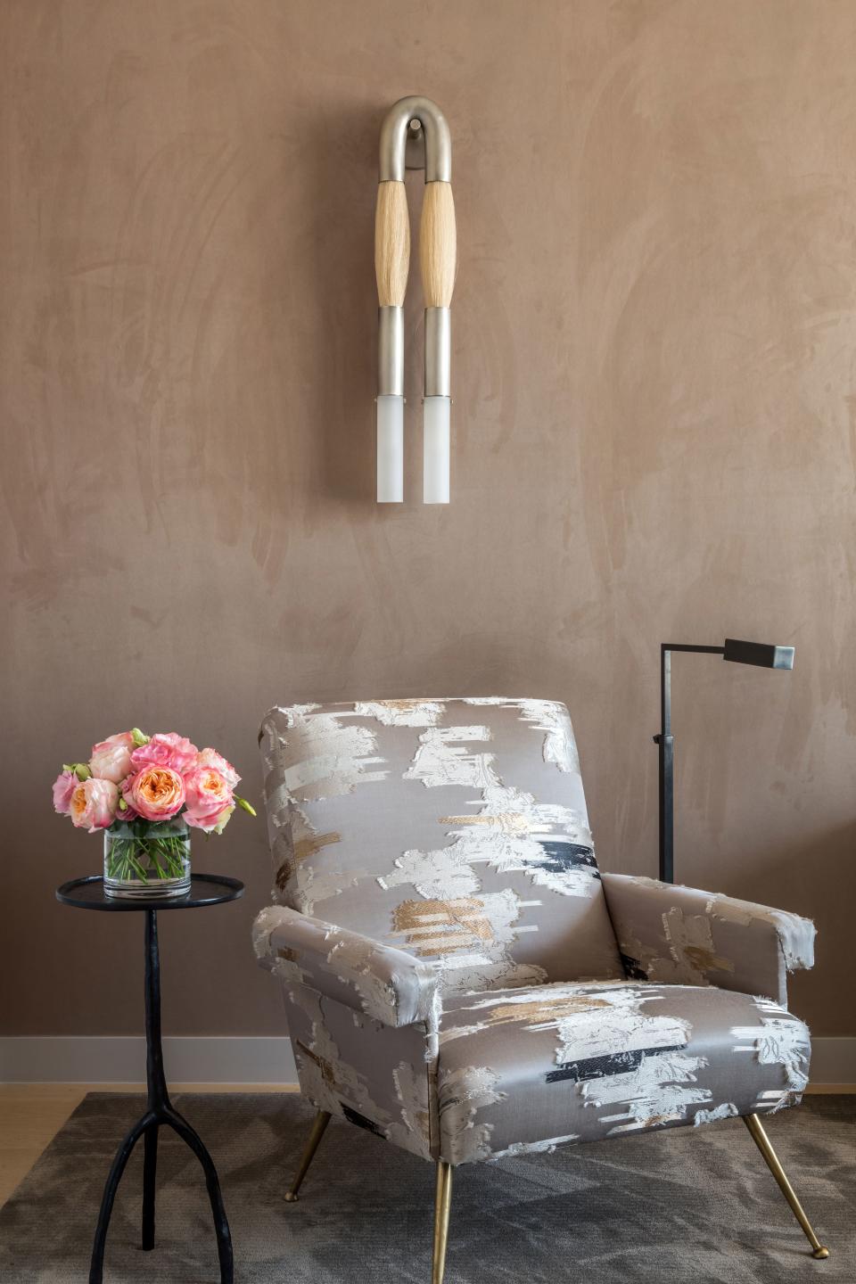 To create a glam moment that doesn’t upstage the bedroom’s coziness, Korban upholstered a vintage chair from Flair in New York with deconstructed Dedar fabric. An Apparatus Studio sconce doubles as artwork above a task lamp from Vaughan Designs and a side table by Liaigre.
