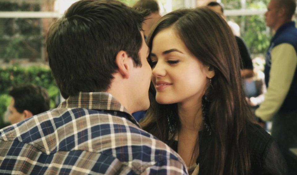 Aria and Noel kissing