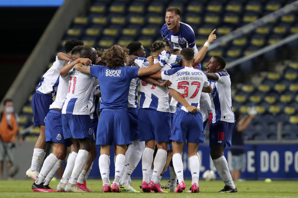 Los jugadores del Porto festejan al concluir el partido que ganaron ante el Sporting de Lisboa. Con el triunfo, el club se coronó en la liga portuguesa (AP Foto/Luis Vieira)