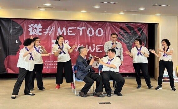 台中市政府社會局局長廖靜芝表示，根據衛生福利部統計，性騷擾事件申訴調查案件近幾年大幅增加，從107年817件到112年2,650件，申訴人數成長超過3倍，另112年性侵害案件更高達10,351件。去年台灣的#METOO運動，促成性騷擾防治法修法，但面對性騷擾及性別暴力，社會上仍有許多迷思，甚至出現檢討被害人的行為，呼籲大眾一起「3拿3要」，勇敢拒絕性別暴力。