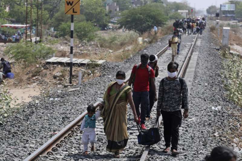 新冠肺炎危機中，印度展開全境封鎖，連火車都停駛，許多勞工只能靠雙腳長途跋涉返鄉。（AP）