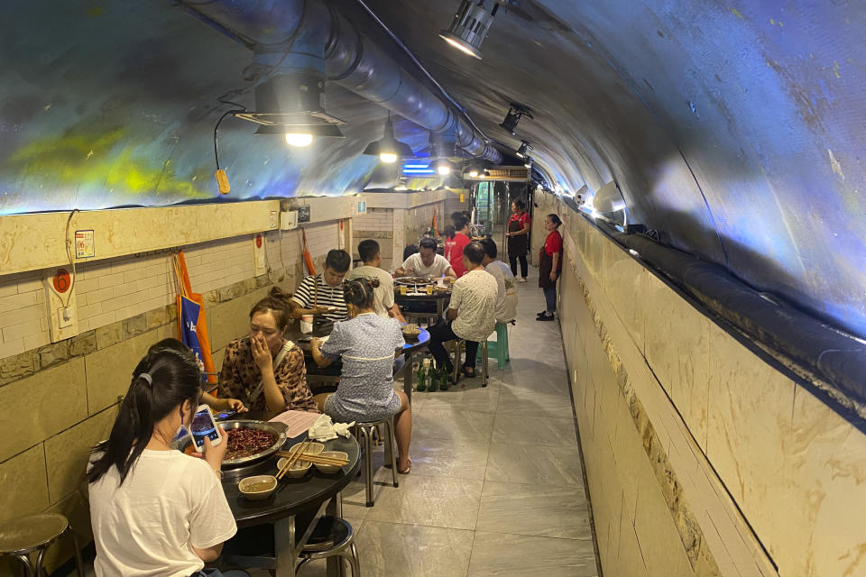 Túnel de un viejo refugio antibombas de la Segunda Guerra Mundial en el que funciona un restaurante que ofrece una especie de fondue chino en Chongqing (China). Foto del 20 de agosto del 2022. (AP Photo/Mark Schiefelbein)