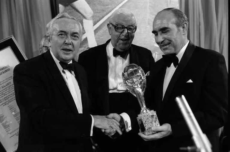 El primer ministro británico Harald Wilson felicita a Alf Ramsey, técnico de Inglaterra que ganó la Copa en 1966