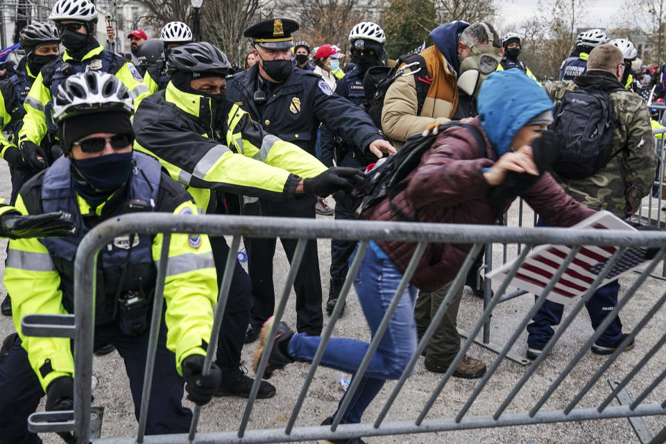 Image: U.S. Capitol riot (John Minchillo / AP)