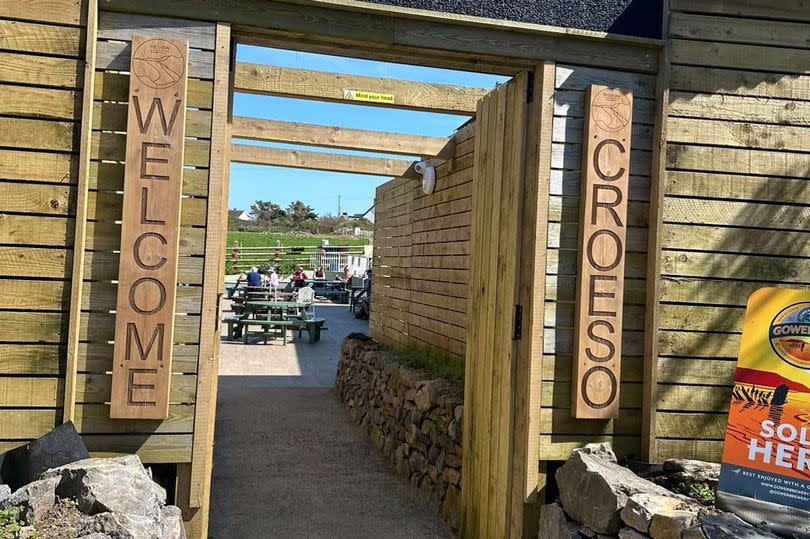 'Welcome/Croeso' to the main entrance to the outdoor dining area