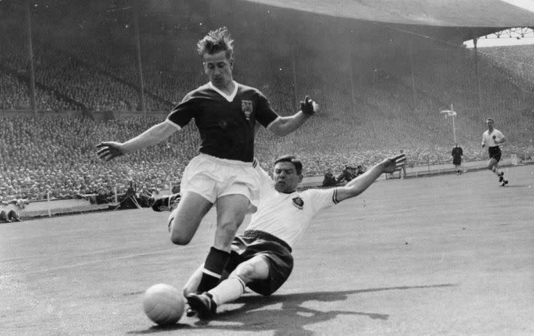 Bobby Charlton, en acción, con la camiseta de Manchester United (Getty)