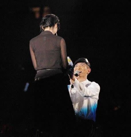 劉德華曾在演唱會向庹宗華舊愛吳倩蓮「求婚」。（圖／翻攝自微博）