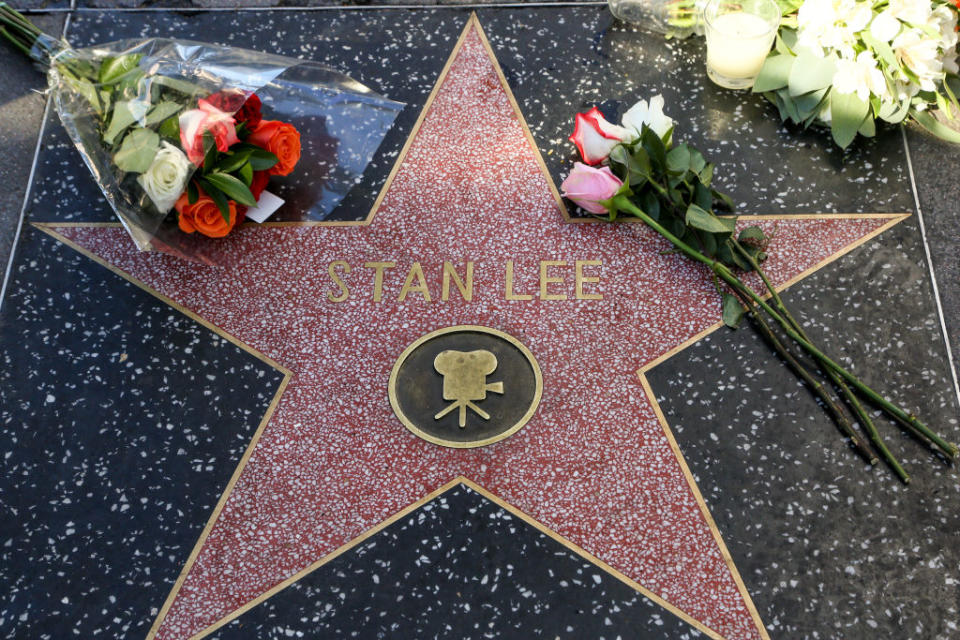 Auch Fans trauern um den Comic-Schöpfer und legten an seinem Stern auf dem Walk Of Fame Blumen nieder. (Bild: Getty Images)