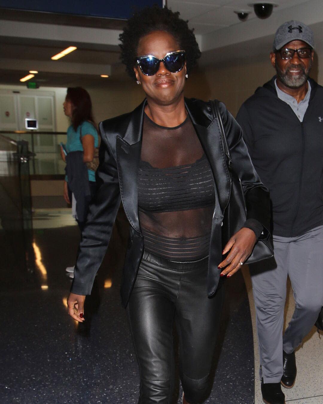 Viola Davis junto a su esposo en el aeropuerto. Instagram @people