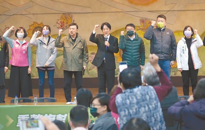 副總統賴清德（中）21日首場「向黨員報告」座談會提到，這次選舉有如「礦坑中的金絲雀」，若民進黨「已讀不回」，更大的危機將在後面，東華大學教授施正鋒認為，賴的說法，某種程度是針對英系，採取的是「以戰逼和」策略，讓小英不要對他再使出什麼手段。（本報資料照片）