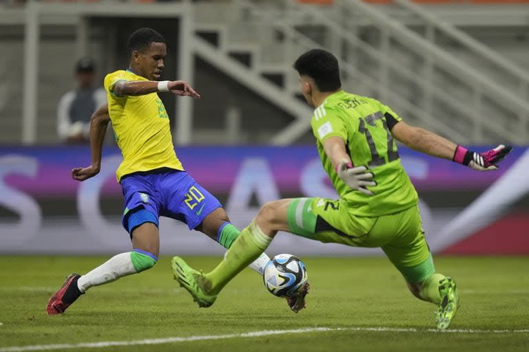 Jeremías Florentín sale al encuentro del brasileño Estevao, durante el partido de cuartos de final del Mundial Sub 17 de Indonesia