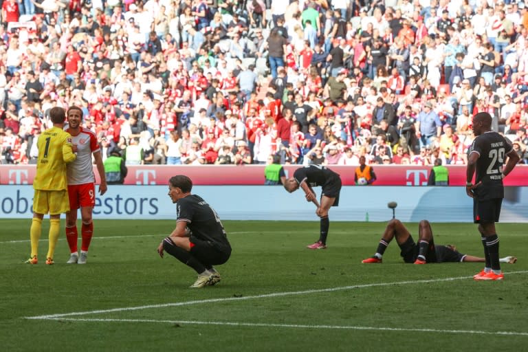 El delantero inglés del Bayern de Múnich Harry Kane (2º por la izquierda) es saludado por el arquero del Eintracht Fráncfort Kevin Trapp al término del partido de Bundesliga entre ambos equipos. En el Allianz Arena de Múnich el 27 de abril de 2024 (ALEXANDRA BEIER)