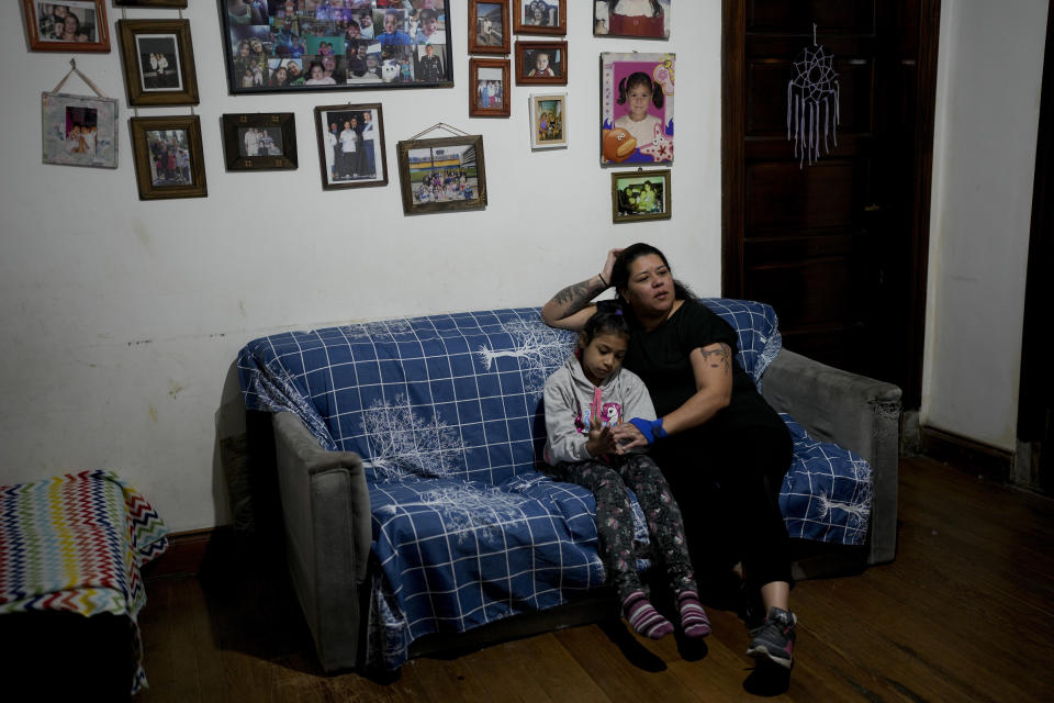 Susana Martínez y su hija Valentina Jiménez posan para una foto en su casa en Buenos Aires, Argentina, el jueves 11 de mayo de 2023. Martínez está luchando para llegar a fin de mes y en los últimos meses le está resultando imposible comprar ciertos productos que eran una vez alimentos básicos, como el yogur. (Foto AP/Natacha Pisarenko)