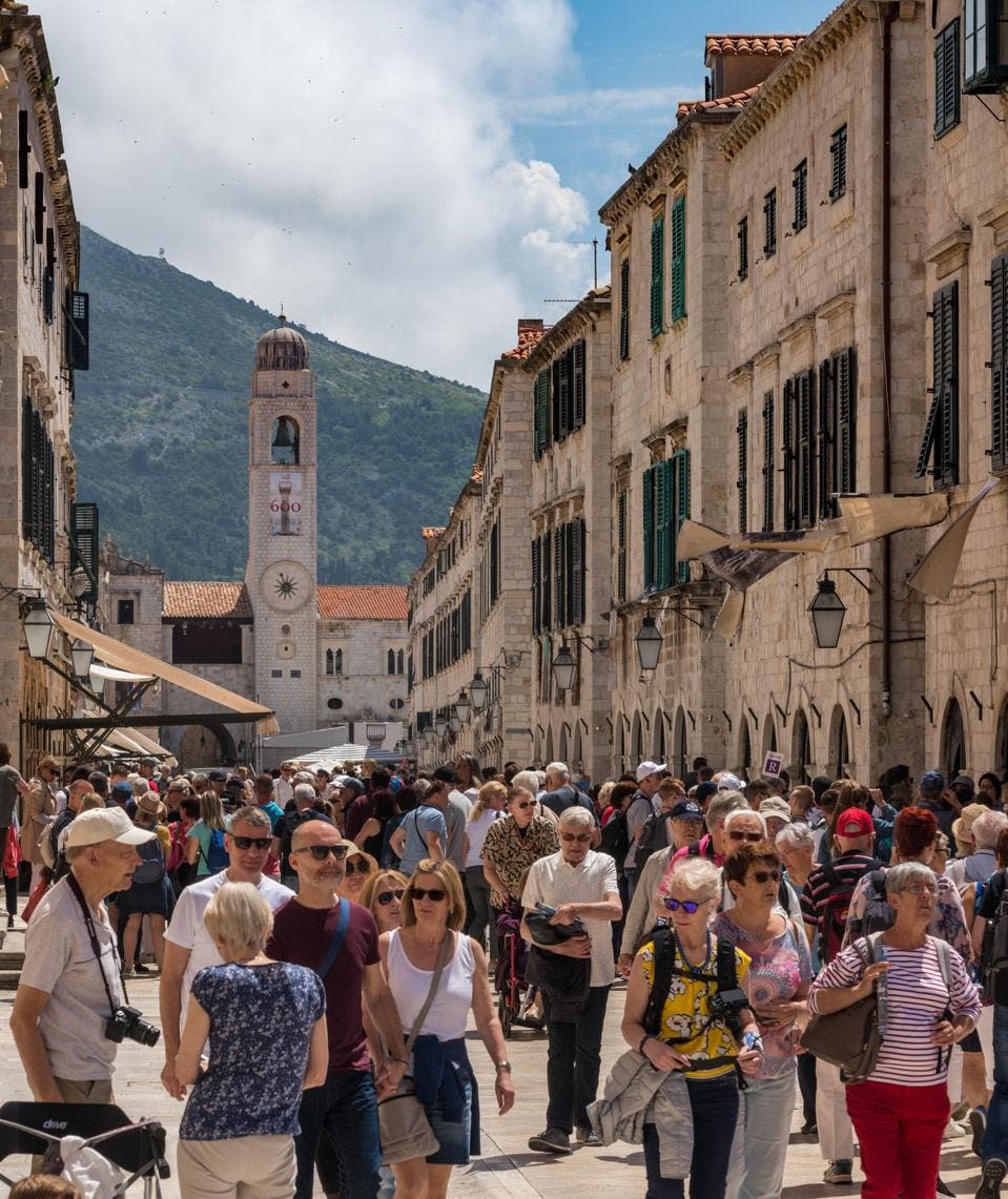 Multitudes de turistas en el casco antiguo de Dubrovnik en Croacia
