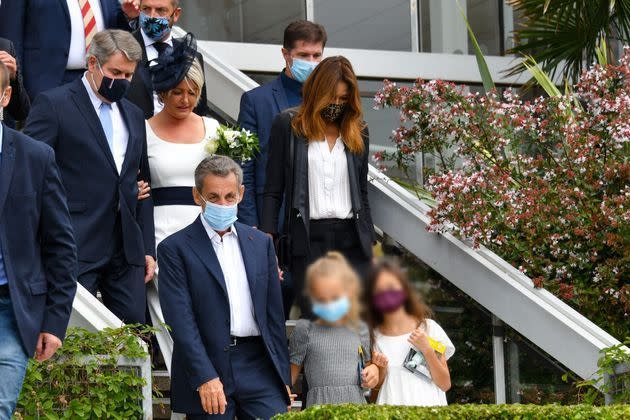 <p>Nicolas Sarkozy, son épouse Carla et leur fille Giulia, samedi à La Baule pour le mariage de Franck Louvrier. </p>