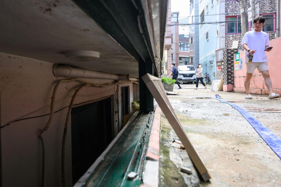首爾因連日大雨，各地出現災清，半地下室住宅更是首當其衝。（AFP）