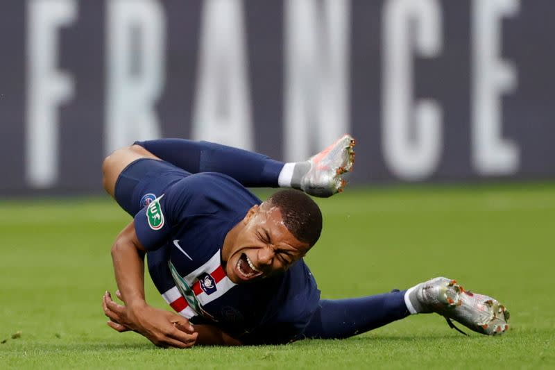 Kylian Mbappe reacciona tras sufrir una lesión luego de una fuerte falta de un rival en la final de la Copa de Francia entre Paris St Germain y AS Saint-Etienne, en el Stade de France, Saint-Denis, Francia