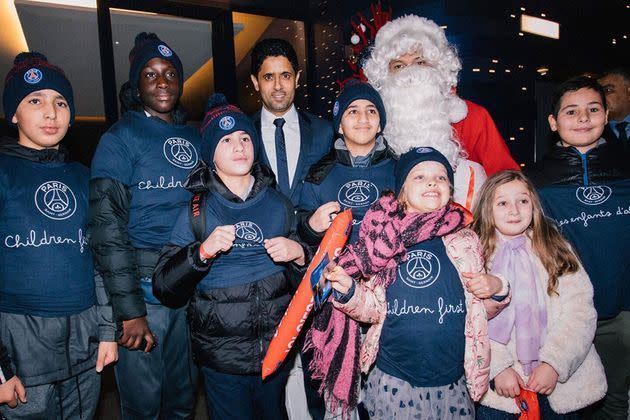 <p>Le président et les joueurs du PSG célèbrent Noël avec les enfants de la Fondation PSG.</p>