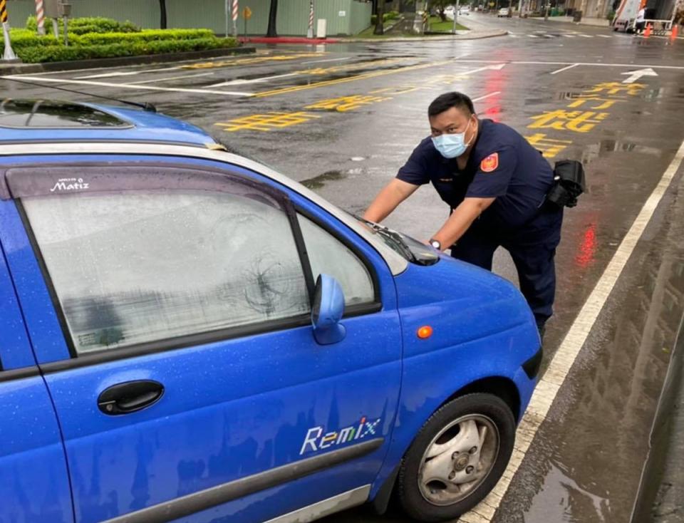 
台灣原住民選手郭婞淳在東奧舉重發光發熱，高市一名
熱心服務的基層原民員警高志強不落人後扮演大力士，
3日發現拋錨車輛擔心危險，竟徒手推汽車至路旁，熱
心舉動獲好評。
（高市左營警分局提供）