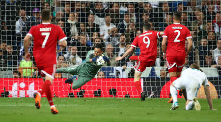 Soccer Football - Champions League Semi Final Second Leg - Real Madrid v Bayern Munich - Santiago Bernabeu, Madrid, Spain - May 1, 2018 Real Madrid's Keylor Navas in action with Bayern Munich's Robert Lewandowski REUTERS/Michael Dalder