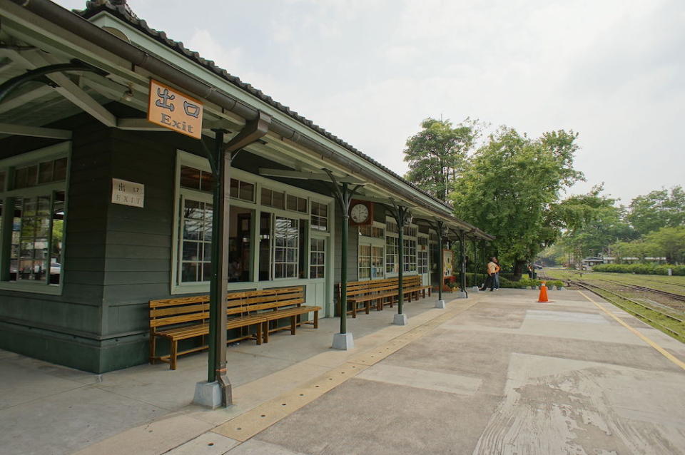 北門驛(Photo via Wikimedia, by Mk2010, License: CC BY-SA 4.0，圖片來源：https://zh.wikipedia.org/wiki/File:Peimen_Station,_platform_Chiayi_(Taiwan).jpg)