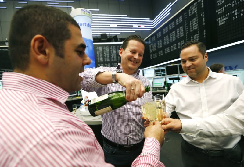 Bourse traders pour champagne after the last trading day at Frankfurt's stock exchange in Frankfurt, Germany December 30, 2015. REUTERS/Ralph Orlowski