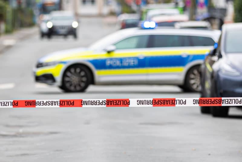 The police close Friedrichstrasse after a 46-year-old man was fatally injured during a police operation in the city center of Nienburg in Lower Saxony. Moritz Frankenberg/dpa